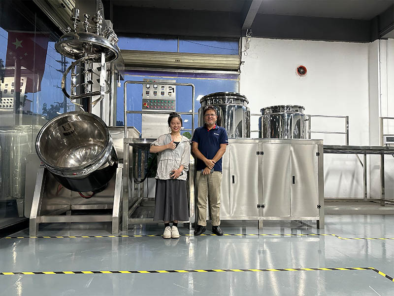 Clientes internacionales visitando potes de emulsificaci&oacute;n