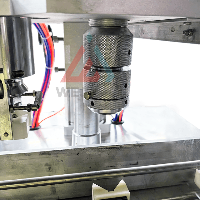 Sistema de sellado de m&aacute;quina llenadora de aerosoles.
