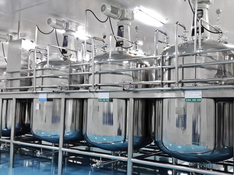 Una serie de homogeneizadores emulsionantes al vac&iacute;o.