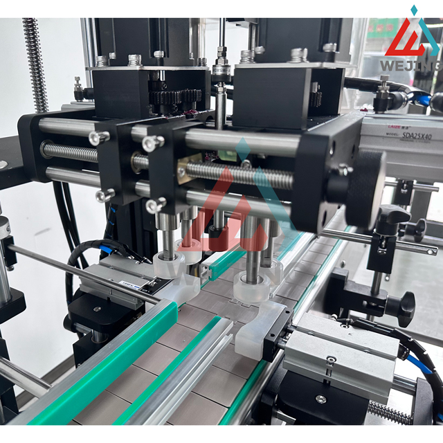  Máquina taponadora accionada por servomotor