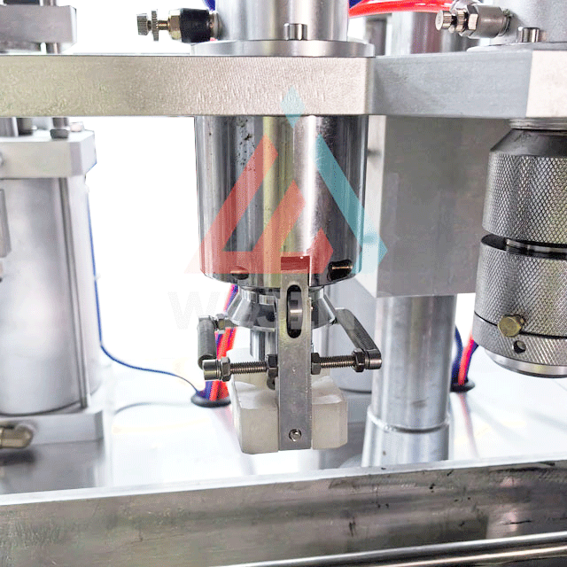 Sistema vertical de m&aacute;quina llenadora de aerosoles.