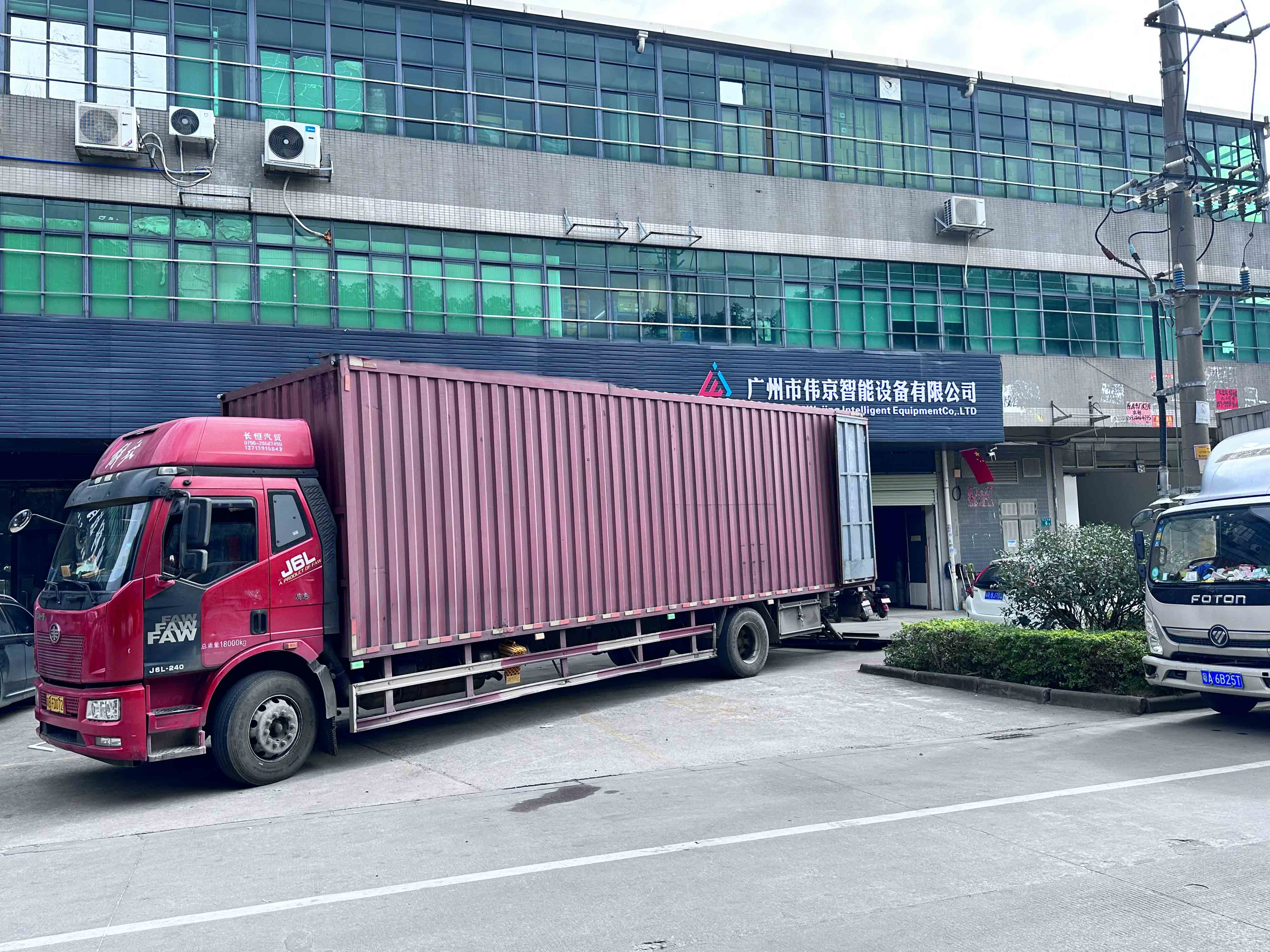 Carga y env&iacute;o de m&aacute;quina llenadora de aerosoles.