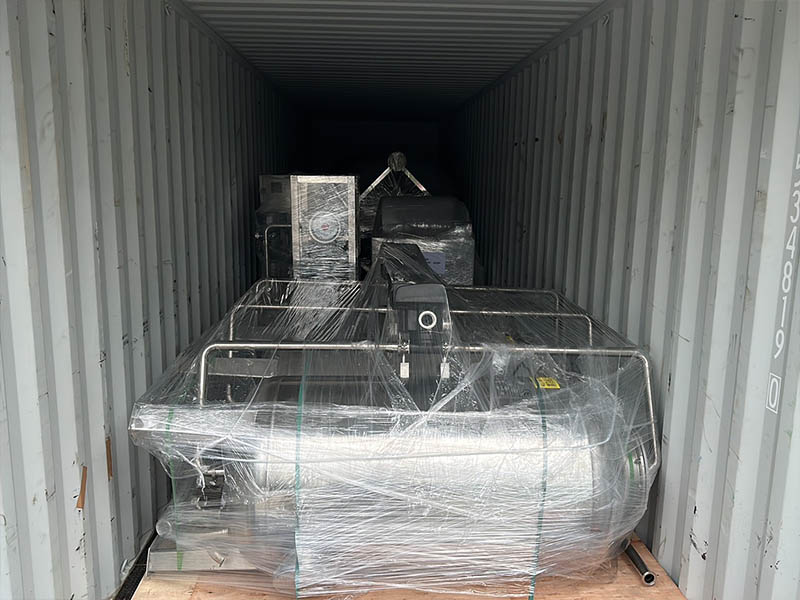 Carga y salida de contenedores de tratamiento de agua.