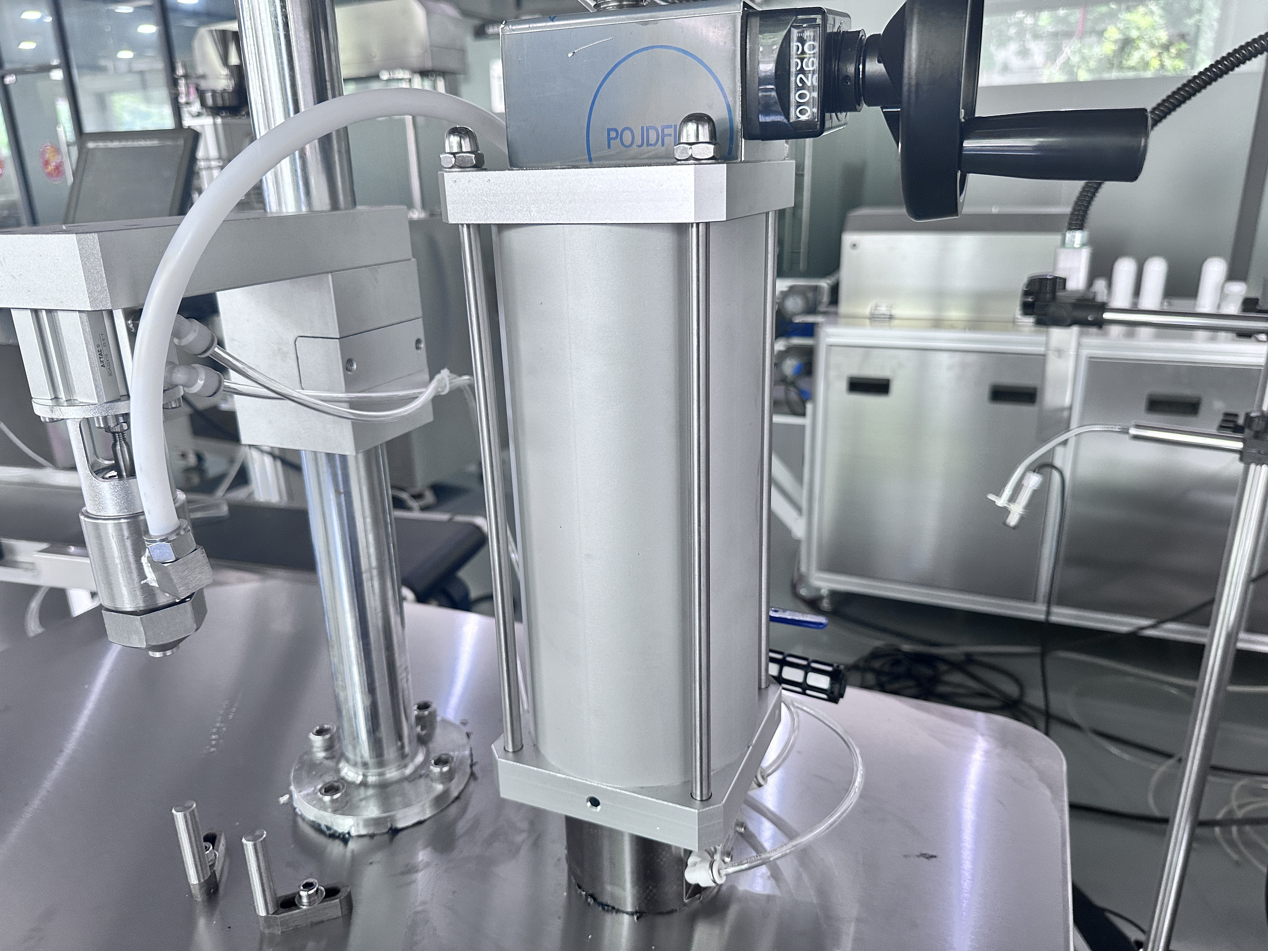 Máquina de llenado de espray corporal, desodorante en aerosol semiautomático, ambientador, a la venta