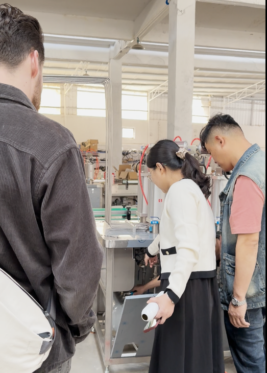 Clientes-de-EE.UU.-aceptaci&oacute;n-de-una-l&iacute;nea-de-producci&oacute;n-de-llenado-de-aerosoles-BOV-en-la-f&aacute;brica1 (1)