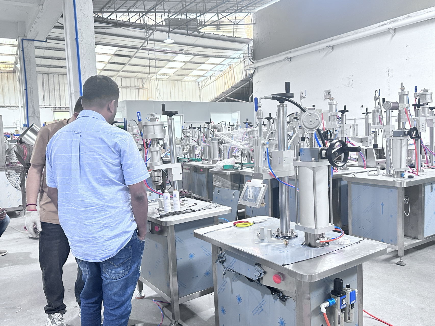 La máquina de llenado de aerosol semiautomática ayuda a un cuidado preciso de la piel