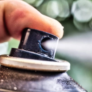 ¿Por qué los residuos permanecen dentro de las latas de aerosol?