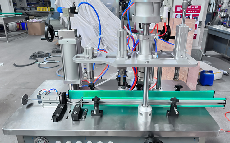 Diálogo de visita a la fábrica: una guía para principiantes sobre la máquina llenadora de aerosoles semiautomática 4 en 1