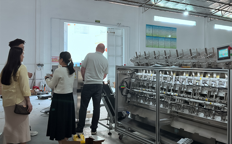  Una visita a la fábrica, una conversación: el viaje de un cliente uzbeko hacia la producción de mascarillas en láminas