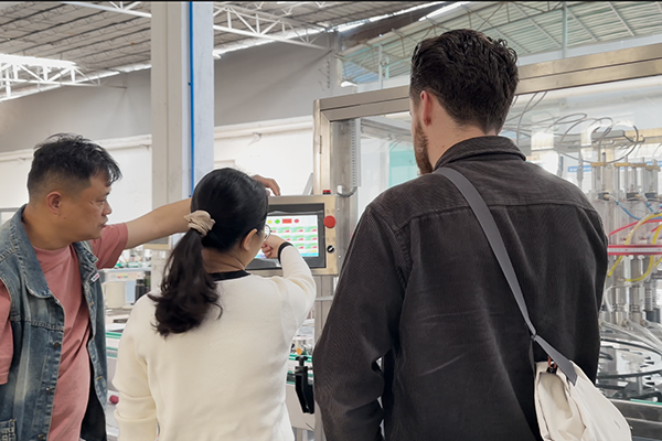 Clientes-de-EE.UU.-aceptaci&oacute;n-de-una-l&iacute;nea-de-producci&oacute;n-de-llenado-de-aerosoles-BOV-en-la-f&aacute;brica1 (2)