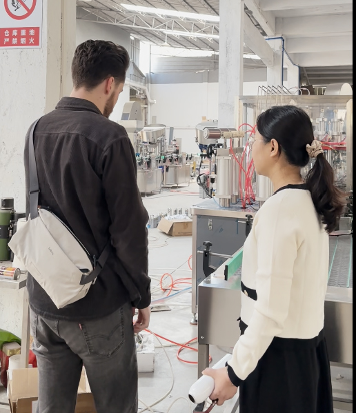 Clientes-de-EE.UU.-aceptaci&oacute;n-de-una-l&iacute;nea-de-producci&oacute;n-de-llenado-de-aerosoles-BOV-en-la-f&aacute;brica1 (1)