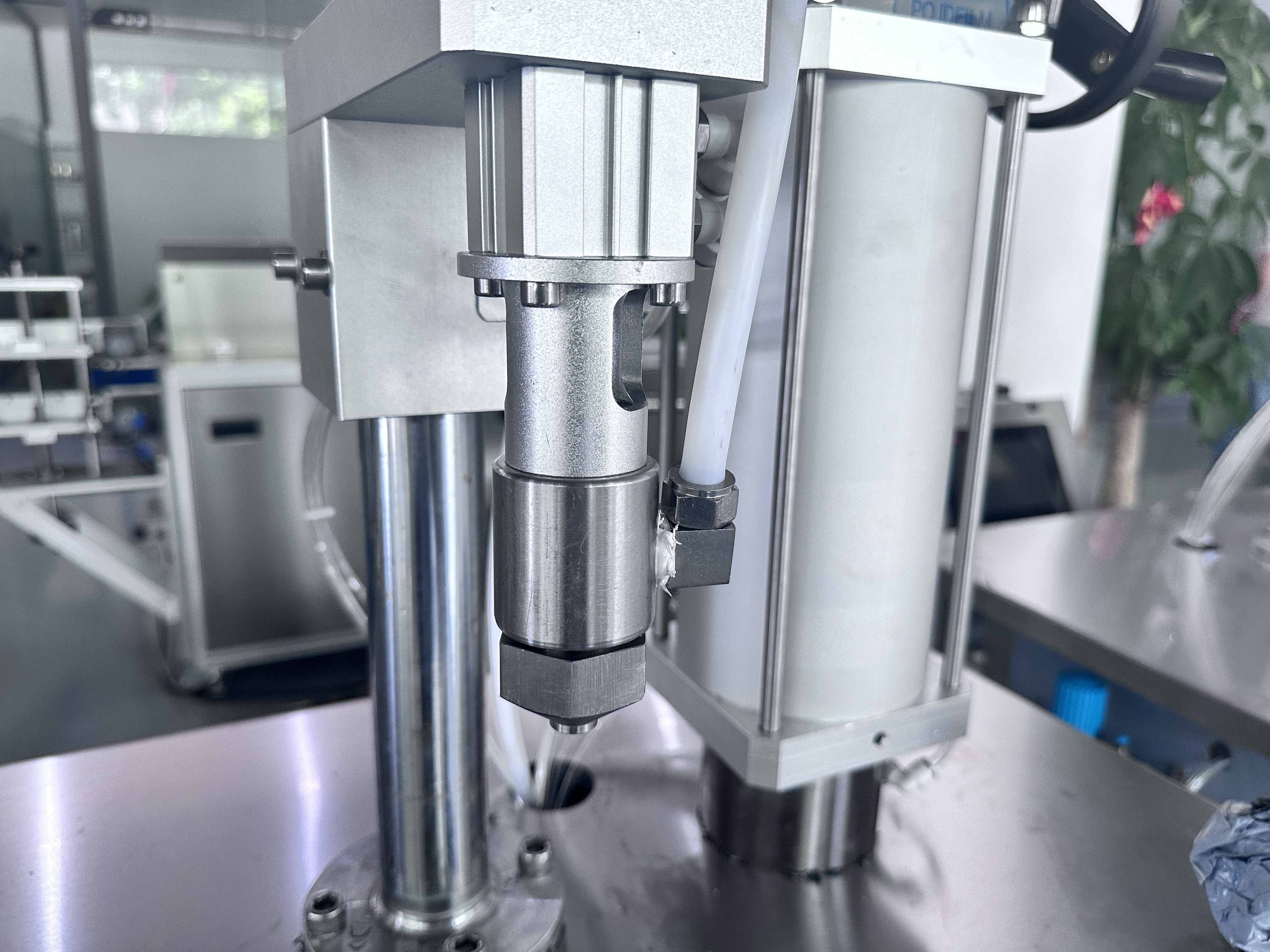 Máquina de llenado de espray corporal, desodorante en aerosol semiautomático, ambientador, a la venta